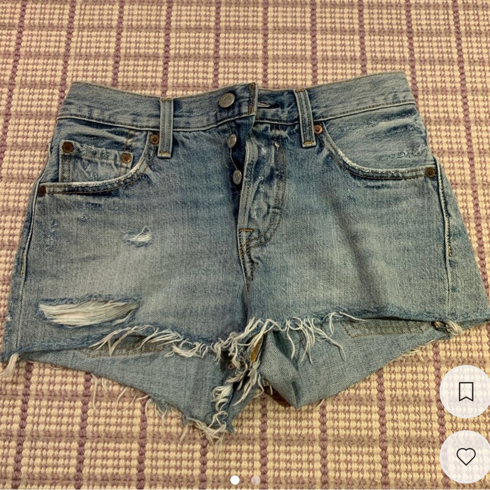 Levi’s Jean shorts in a light blue denim size 0 perfect condition never worn